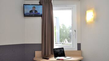 Desk, soundproofing, free cribs/infant beds, free WiFi