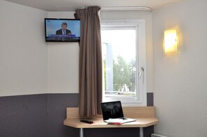 Escritorio, sistema de insonorización, cunas gratuitas y wifi gratis 