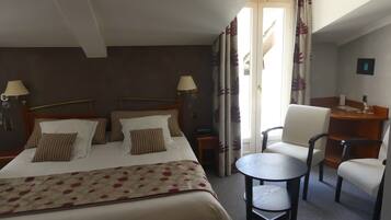 Minibar, coffres-forts dans les chambres, décoration personnalisée