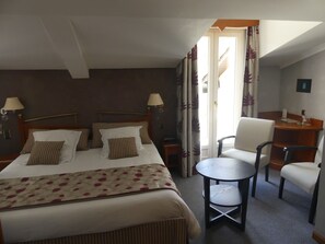 Junior kamer | Een minibar, een kluis op de kamer, individueel gedecoreerd