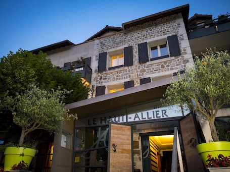 Vista frontal de la propiedad