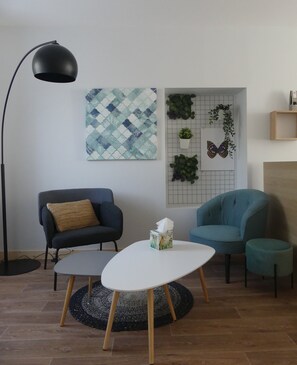 Comfort Studio | Living area | Flat-screen TV - Hotel Restaurant Du Haut-Allier (Alleyras)