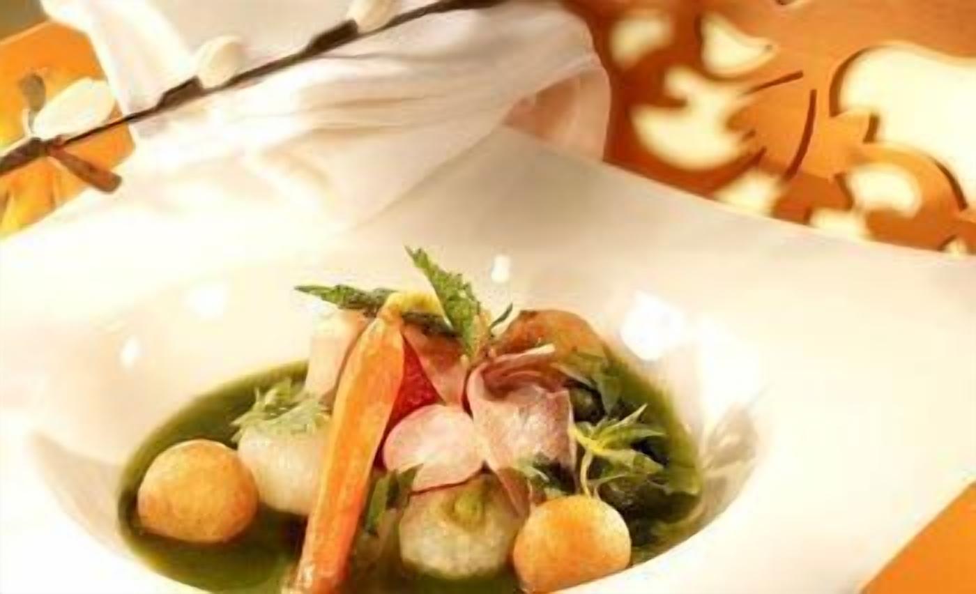 Un tazón de comida con diversos ingredientes.
