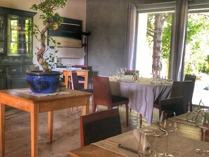 Lunch, dinner served; French cuisine, pool views  - Le Pré du Moulin - Maison Alonso - Hôtel Restaurant (Serignan-du-Comtat)