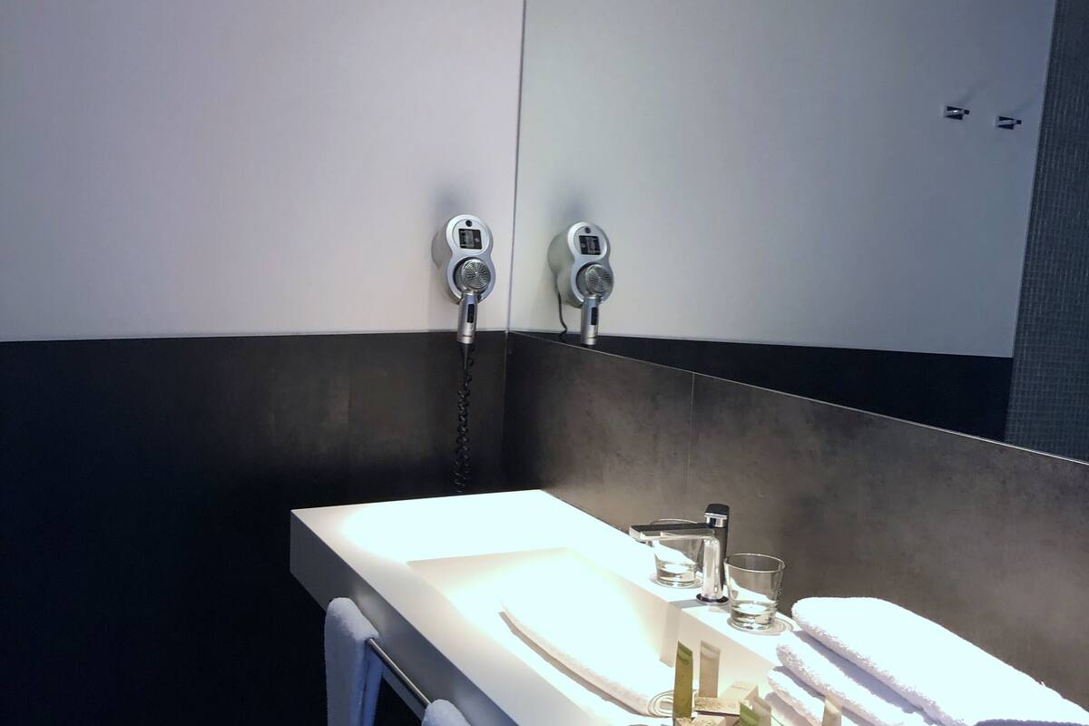 deluxe double room | bathroom | shower, rainfall showerhead, free toiletries, hair dryer