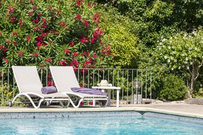 Seasonal outdoor pool, open 9:30 AM to 8:30 PM, pool umbrellas - Le Pré du Moulin - Maison Alonso - Hôtel Restaurant (Serignan-du-Comtat)