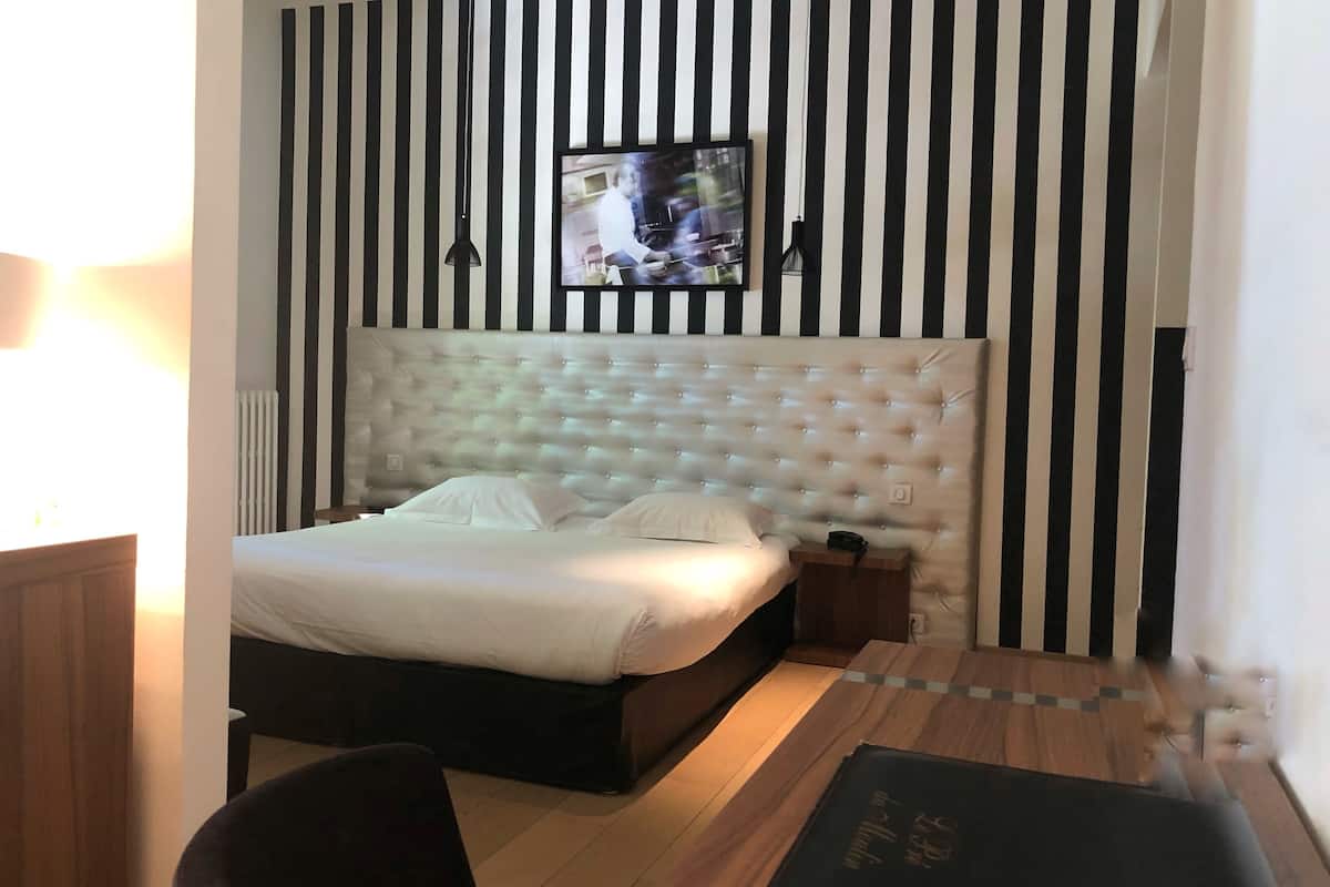 junior suite | 1 bedroom, premium bedding, minibar, in-room safe