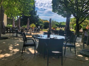 Lunch and dinner served  - Le Pré du Moulin - Maison Alonso - Hôtel Restaurant (Serignan-du-Comtat)