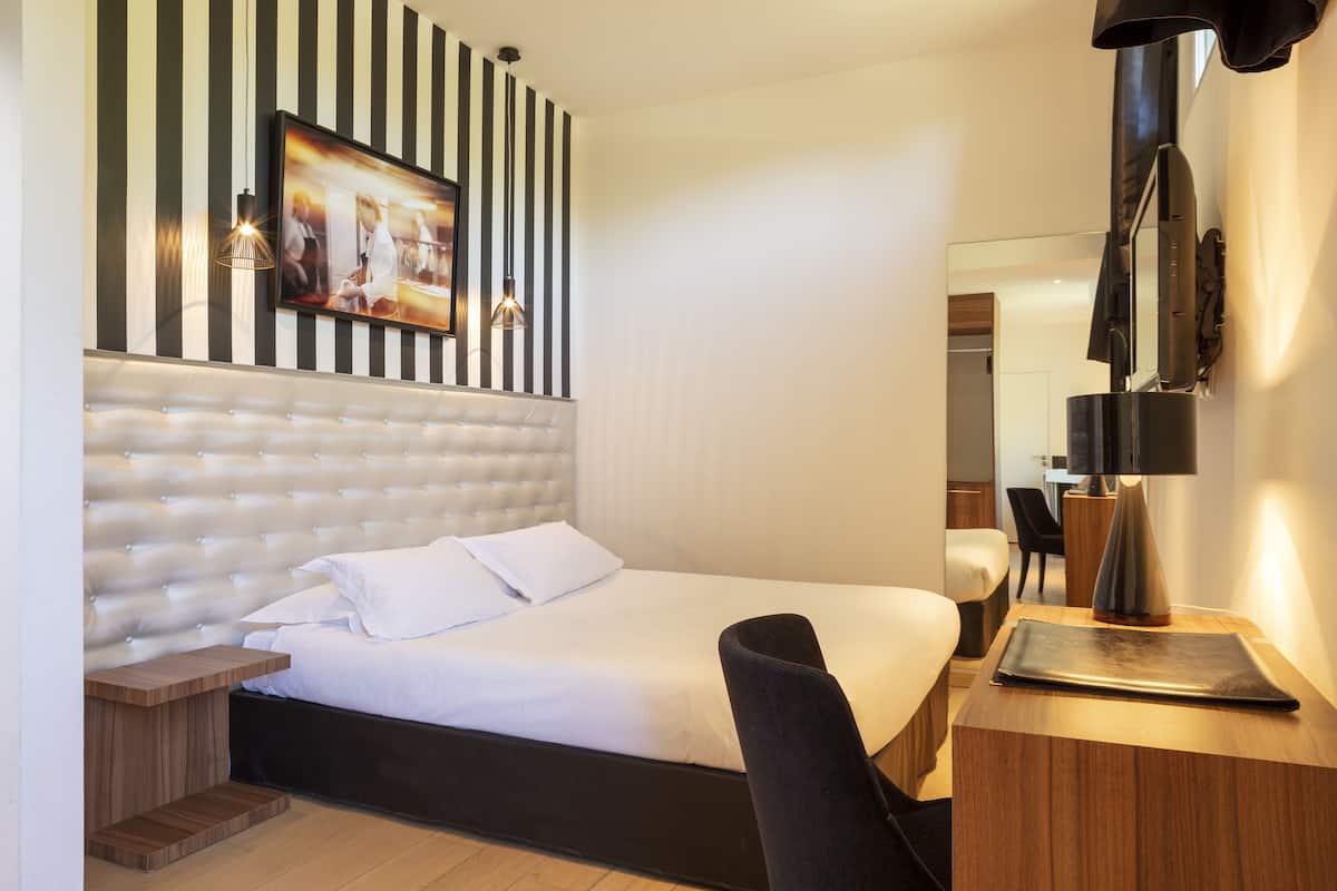 Habitación clásica doble | Ropa de cama de alta calidad, minibar, caja fuerte y escritorio