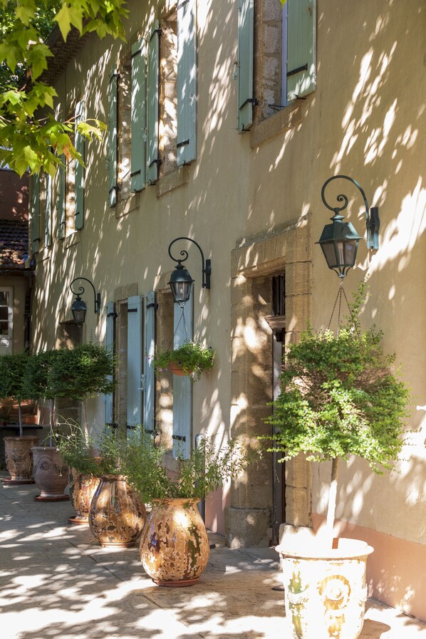 Front of property - Le Pré du Moulin - Maison Alonso - Hôtel Restaurant (Serignan-du-Comtat)