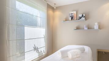 Sauna, hot tub, steam room, Turkish bath, body treatments, aromatherapy