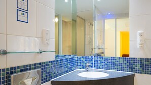 Hair dryer, towels - Holiday Inn Express London - Swiss Cottage by IHG (London)