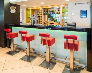 Bar (on property) - Holiday Inn Express London - Swiss Cottage by IHG (London)
