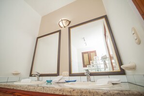 Premium appartement, 2 slaapkamers, balkon, uitzicht op zwembad | Badkamer | Een douche, gratis toiletartikelen, een haardroger, handdoeken
