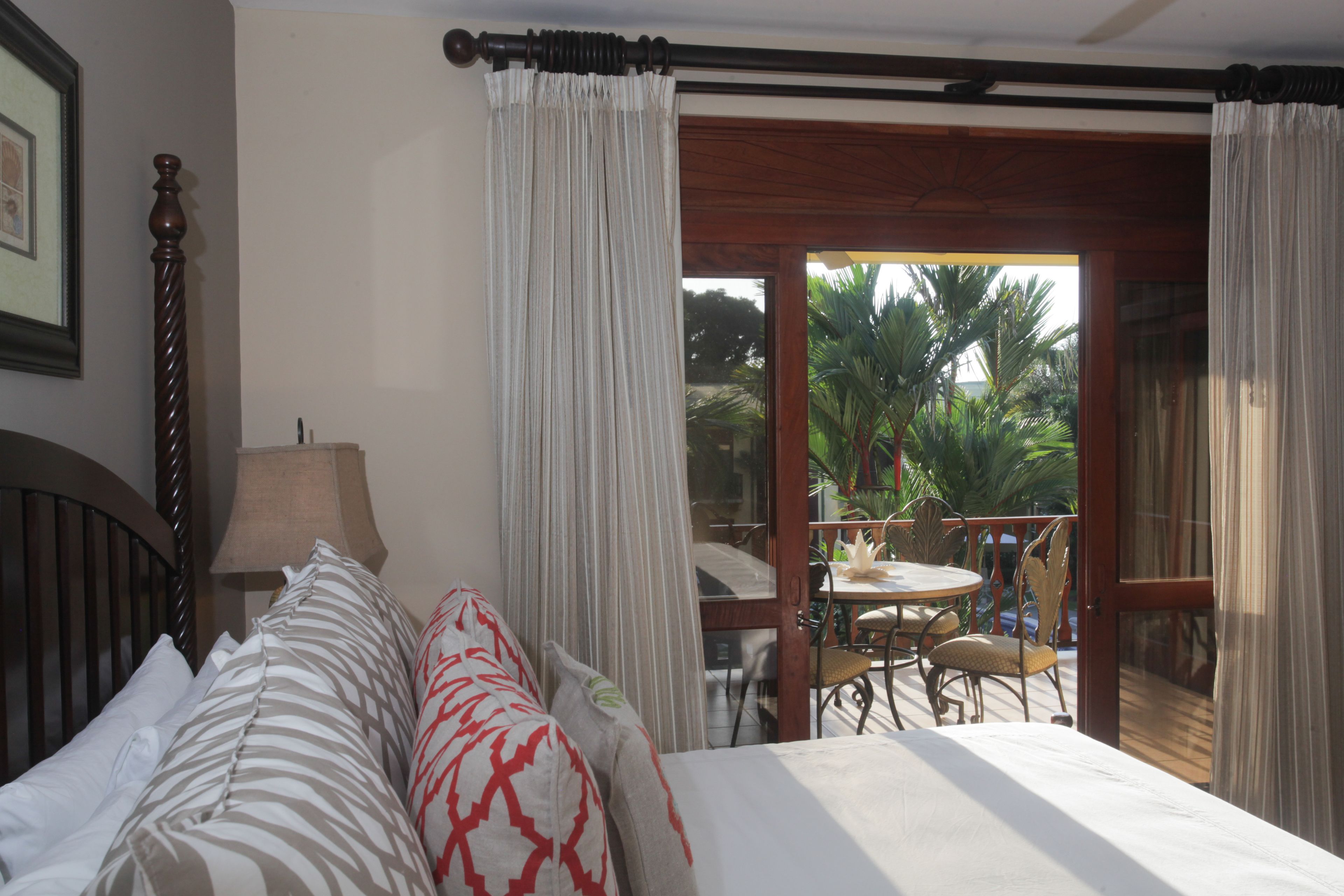 Apartamento luxo, 2 quartos, vista para a piscina | 2 quartos, roupas de cama premium, edredons de pluma, cofres nos quartos