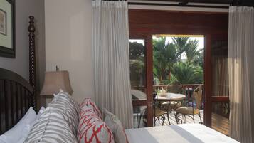 Departamento Deluxe, 2 habitaciones, vista a la alberca | 2 habitaciones, ropa de cama de alta calidad y edredón