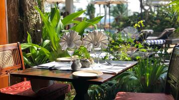 Café da manhã com buffet todos os dias (INR 750 por pessoa)