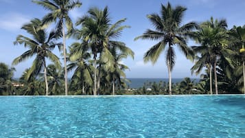 Una piscina al aire libre, sombrillas