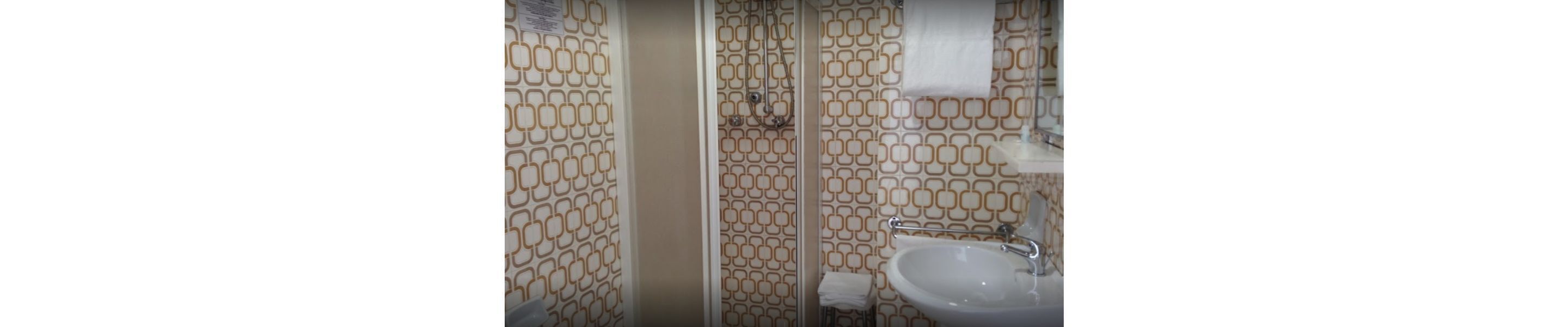 Kostenlose Toilettenartikel, Haartrockner, Handtücher