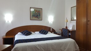 トラディショナル ダブルルーム キングベッド 1 台 | ミニバー、セーフティボックス (室内)、デスク、アイロン / アイロン台