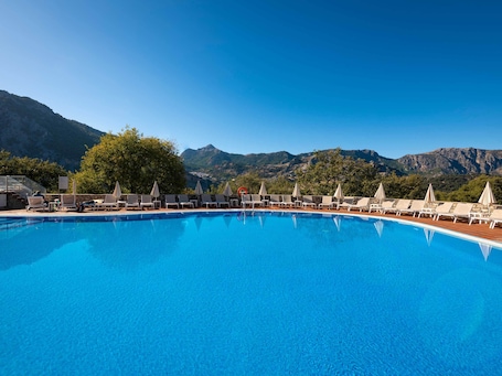 Una piscina al aire libre. Hotel Fuerte Grazalema