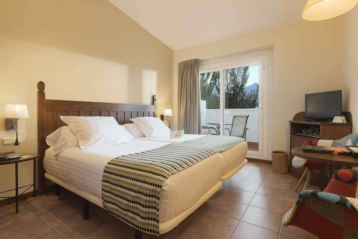Down comforters, minibar, in-room safe, desk