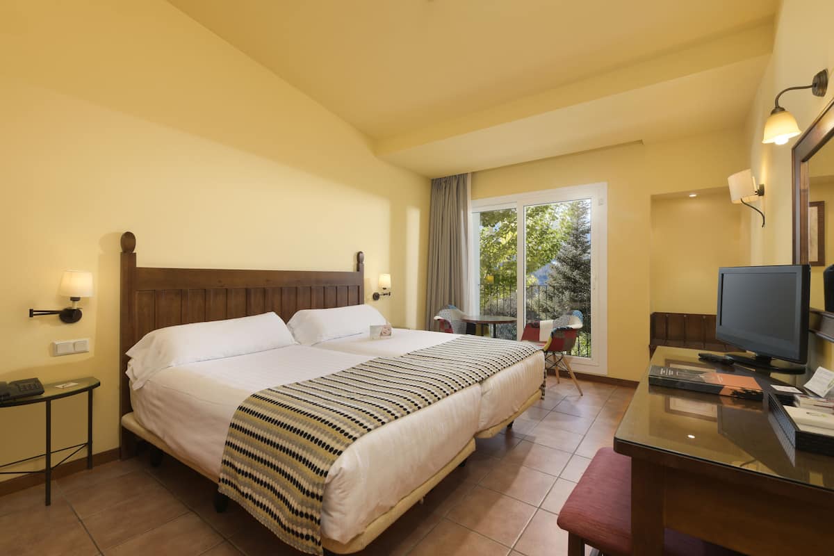 Down comforters, minibar, in-room safe, desk