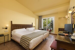 Duntäcken, minibar, värdeförvaringsskåp på rummet och skrivbord