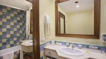 Un baño con dos lavamanos, ducha y un espejo grande.