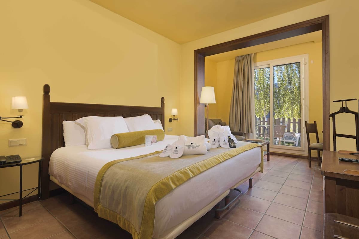 exclusive double room, mountain view | 1 bedroom, down duvets, minibar, in-room safe