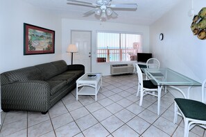 Estudio | Área de sala de estar | Televisión de 32 pulgadas con canales por cable 