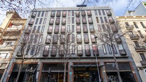 A building with multiple balconies, a storefront with a sign reading "Sunotel Astoria," and a motorcycle parked in front. - Sunotel Aston (Barcelona)