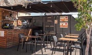 Bar à beira da piscina