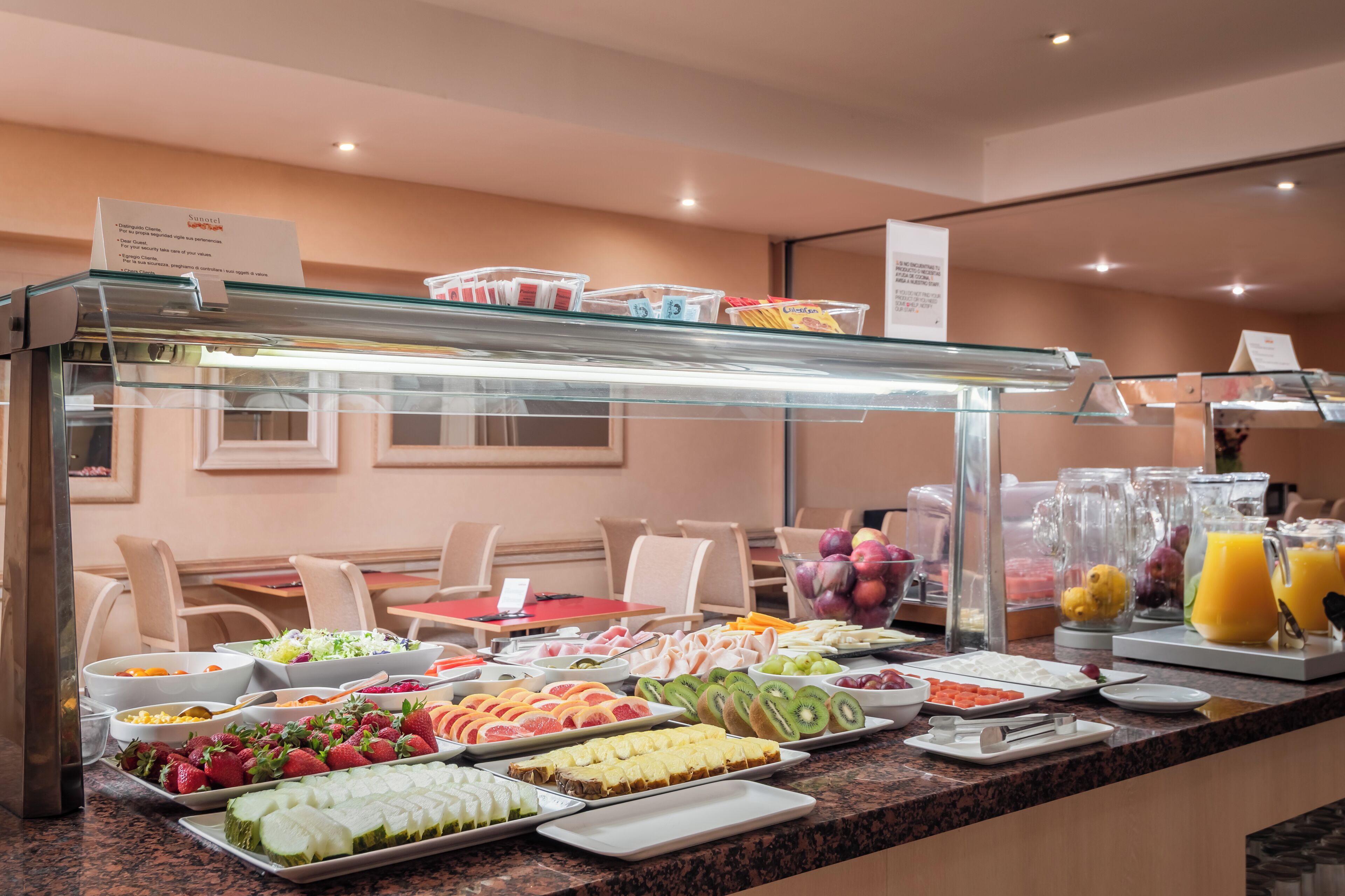Buffet amb diverses fruites, verdures i plats preparats.