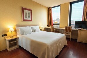 Roupas de cama premium, frigobar, cofres nos quartos, escrivaninha