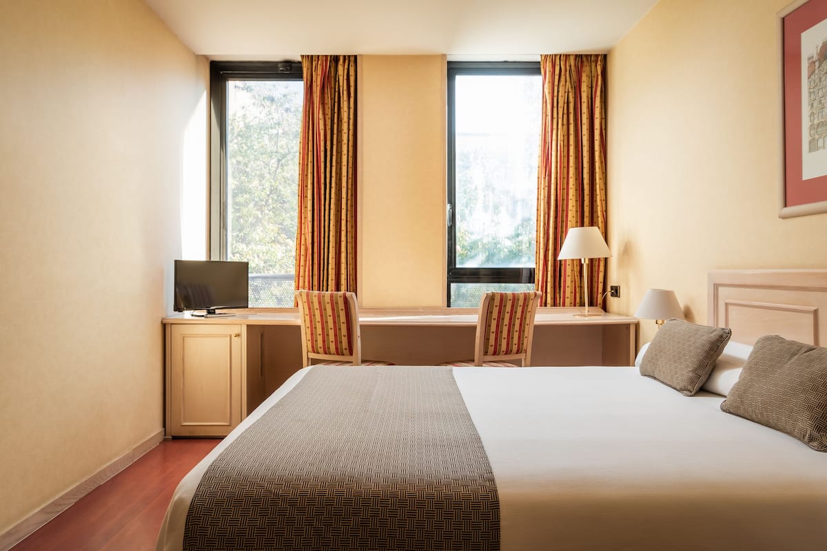 Premium bedding, minibar, in-room safe, desk
