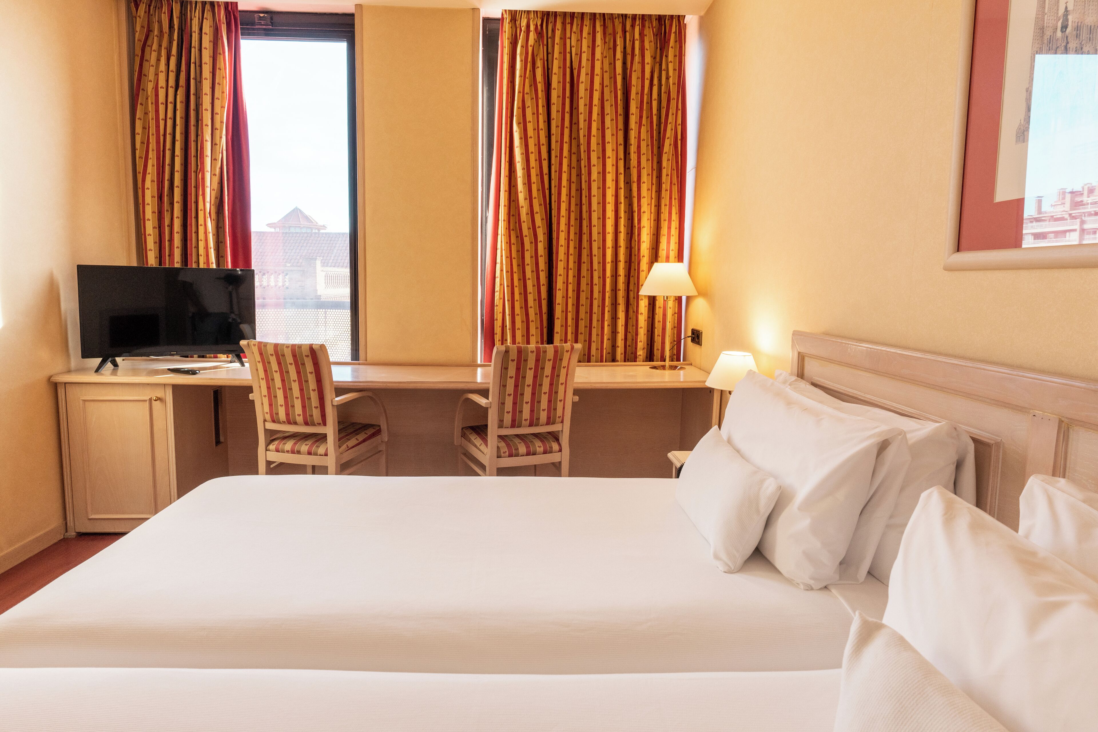 Habitación estándar, vistas a la ciudad | Ropa de cama de alta calidad, minibar, caja fuerte y escritorio