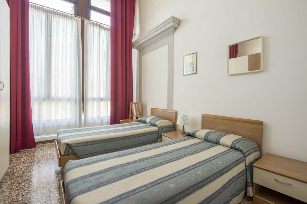 Kamar Quadruple, kamar mandi umum | Brankas, meja kerja, Wi-Fi gratis, dan seprai linen