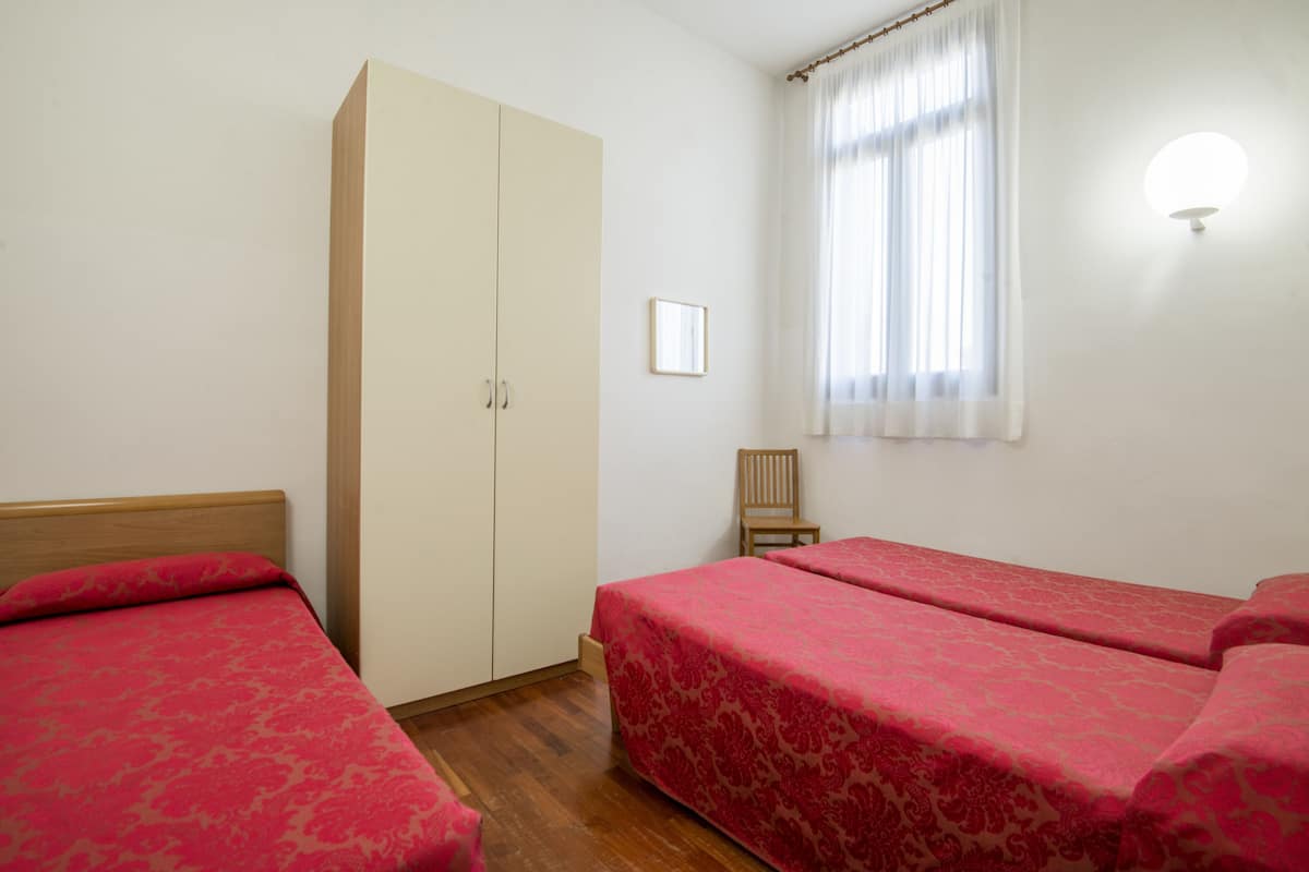 Kamar Triple, kamar mandi umum | Brankas, meja kerja, Wi-Fi gratis, dan seprai linen