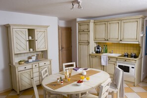 Standard Duplex (for 7) | Makan dalam bilik