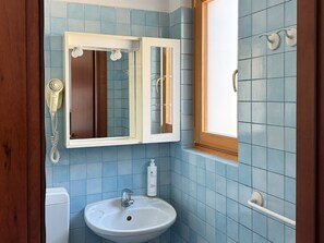Shower, rainfall showerhead, free toiletries, hair dryer - Hotel Il Moro di Venezia (Venice)