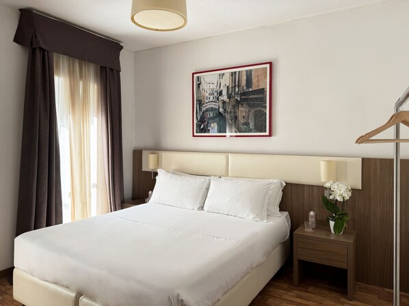 Zimmersafe, Schreibtisch, Verdunkelungsvorhänge, schallisolierte Zimmer