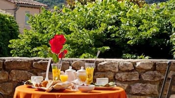 Breakfast, lunch, dinner served; garden views