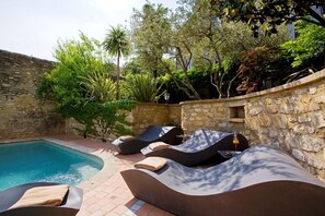 Piscine extérieure, chaises longues