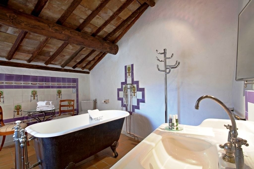 superior room | bathroom | free toiletries, hair dryer, towels