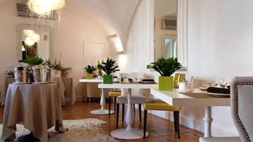 Petit déjeuner, déjeuner et dîner servis sur place, vue sur le jardin