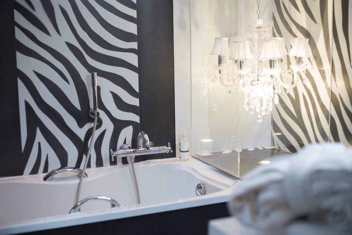 Premium-huone, 1 parisänky | Kylpyhuone | Ilmaiset hygieniatuotteet, hiustenkuivaaja, pyyhkeet