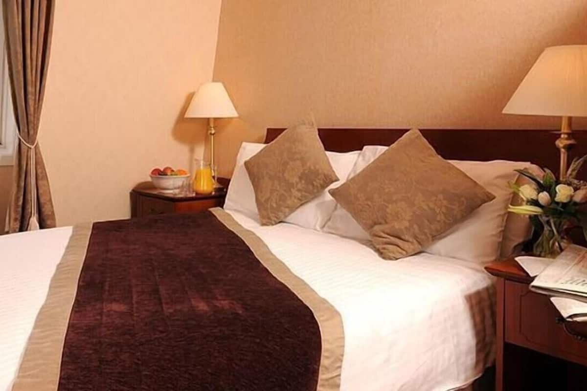 Desk, WiFi (free), bed sheets