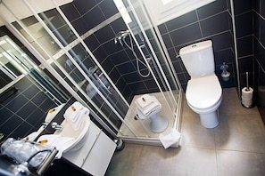 Studio | Bathroom | Shower, rainfall showerhead