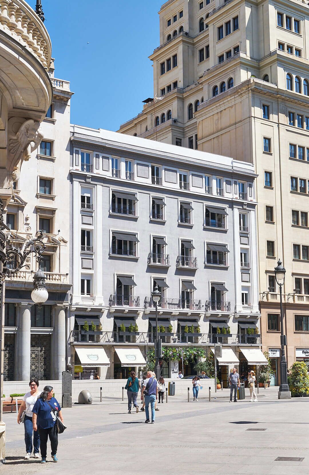 Un edificio de varios pisos con estilo arquitectónico clásico, que presenta balcones y ventanas amplias.